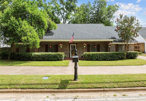 Photo of 907 E Houston Avenue, Crockett, TX 75835 (MLS # 38842706) Photo of 907 E Houston Avenue, Crockett, TX 75835 (MLS # 38842706)