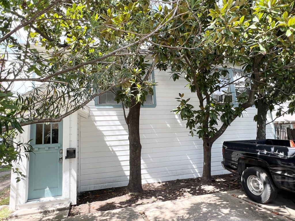 Photo of 101 W 12th St #UP, Houston, TX 77008 (MLS # 86156677)