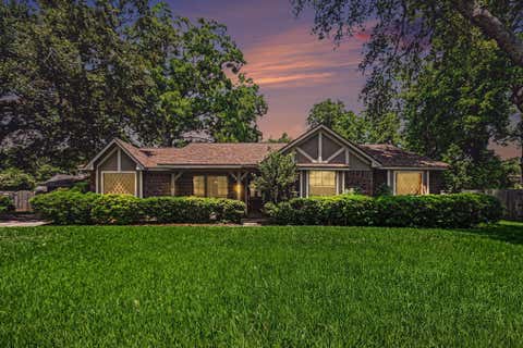 Homes For Sale - 62 Daffodil Court<br/> Lake Jackson, TX 77566