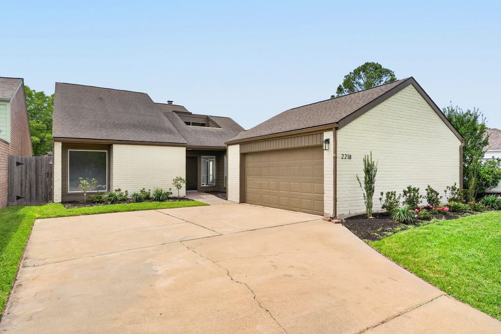 Photo of 2218 Ashford Hollow Lane, Houston, TX 77077 (MLS # 54069322)