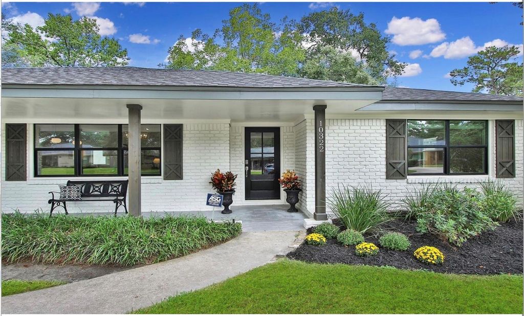 Photo of 10322 Shadow Wood Drive, Houston, TX 77043 (MLS # 4416042)