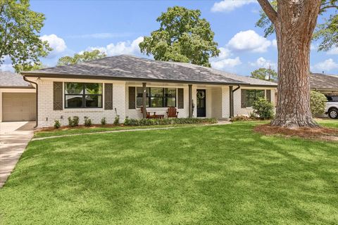 Photo of 10322 Shadow Wood Drive, Houston, TX 77043 (MLS # 4416042)