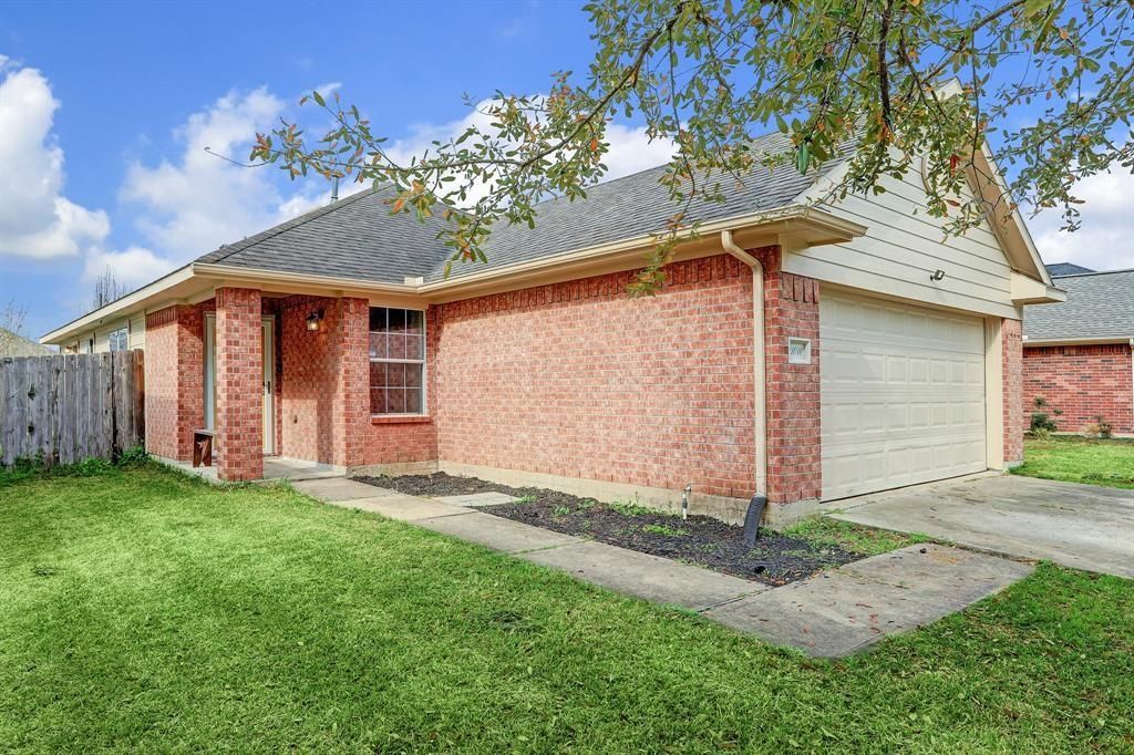 Photo of 11010 Clear Villa Lane, Houston, TX 77034 (MLS # 6790657)
