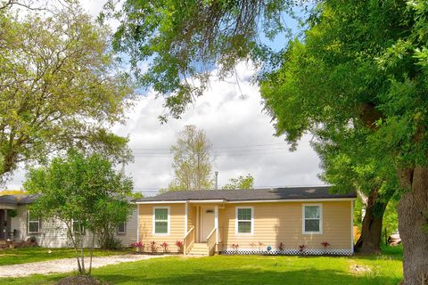 Homes For Sale - 100 18th Avenue<br/> Galveston County, Texas City, TX 77590