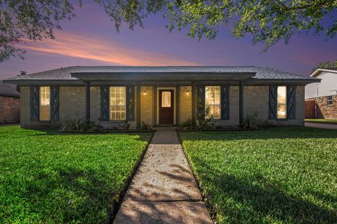 Photo of 1920 Crooked Creek Lane, Pearland, TX 77581 (MLS # 91196328)