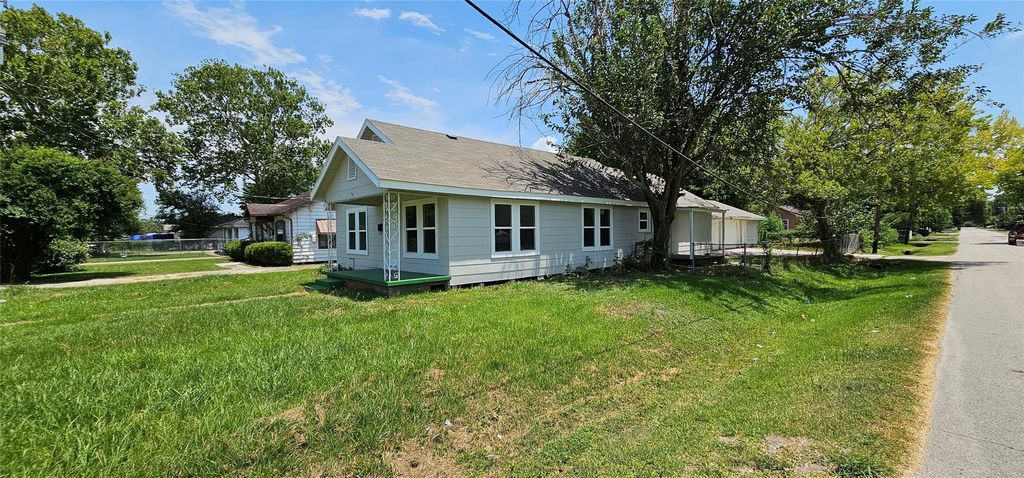 Photo of 215 San Jacinto Street, Highlands, TX 77562 (MLS # 13147504)