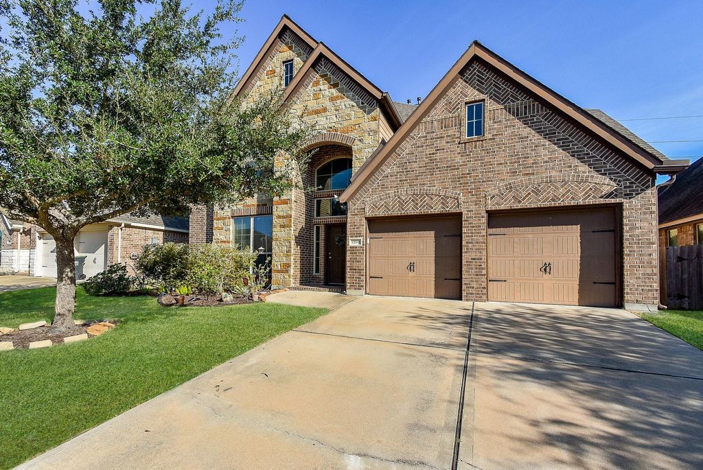 Photo of 13513 S Canyon Gale Lane, Pearland, TX 77584 (MLS # 40708843)