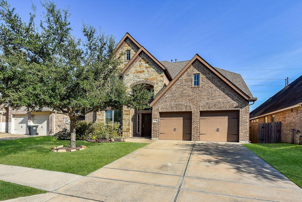 Photo of 13513 S Canyon Gale Lane, Pearland, TX 77584 (MLS # 40708843)