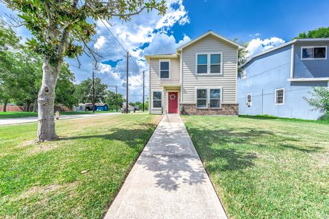 Photo of 426 S 4th Street, La Porte, TX 77571 (MLS # 49071543)