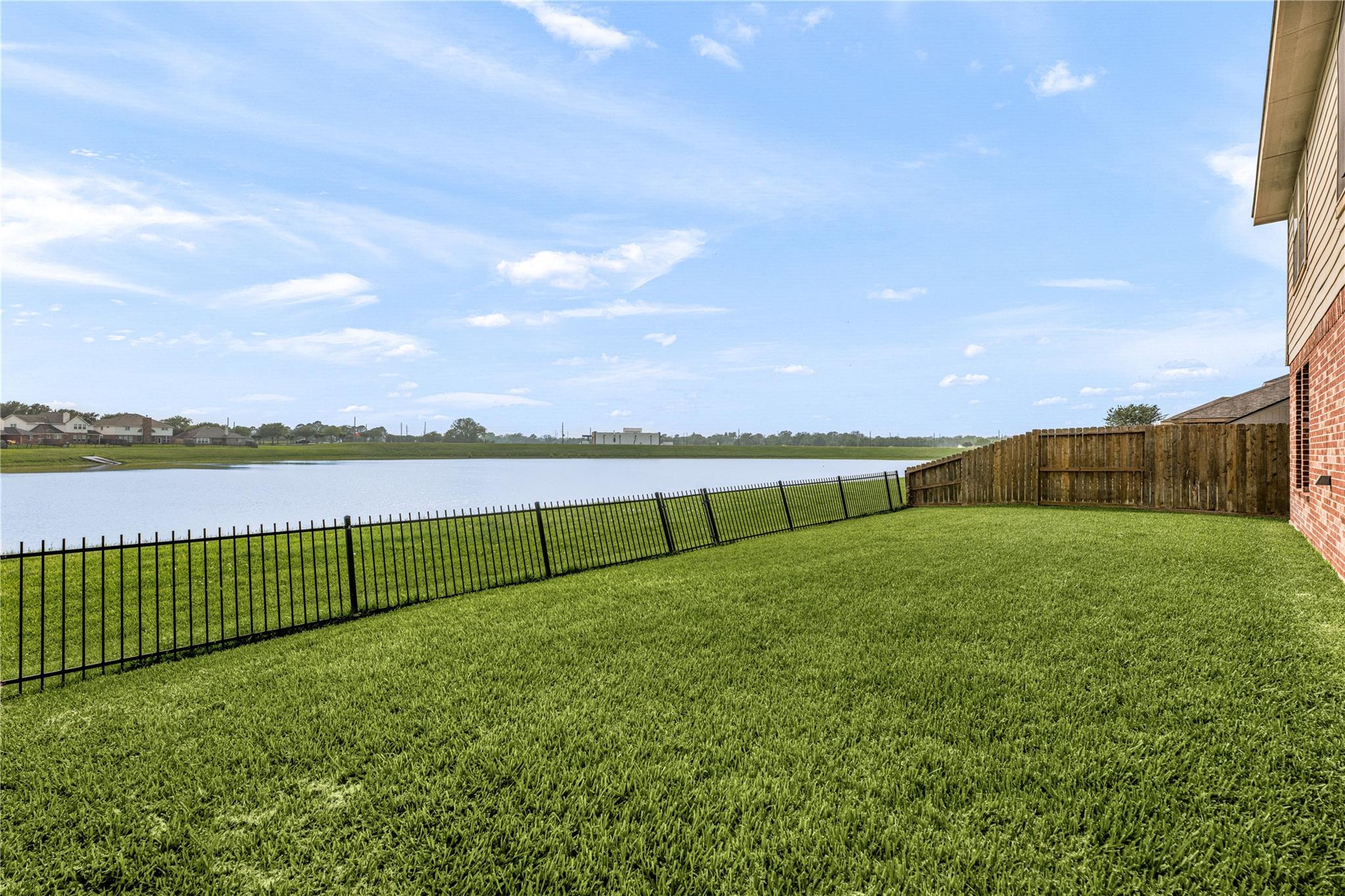 2303 Crescent Water