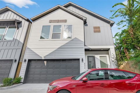 Photo of 833 Dorchester St Street #E, Houston, TX 77022 (MLS # 82951729)