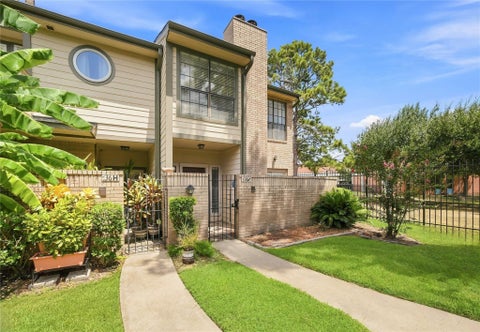 Townhouse For Sale - 736 Country Place Drive #I<br/> Houston, TX 77079