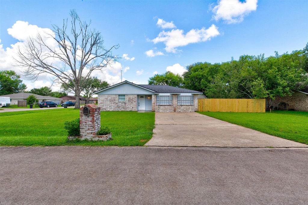 Photo of 8511 Honeysuckle Street, Highlands, TX 77562 (MLS # 42651845)