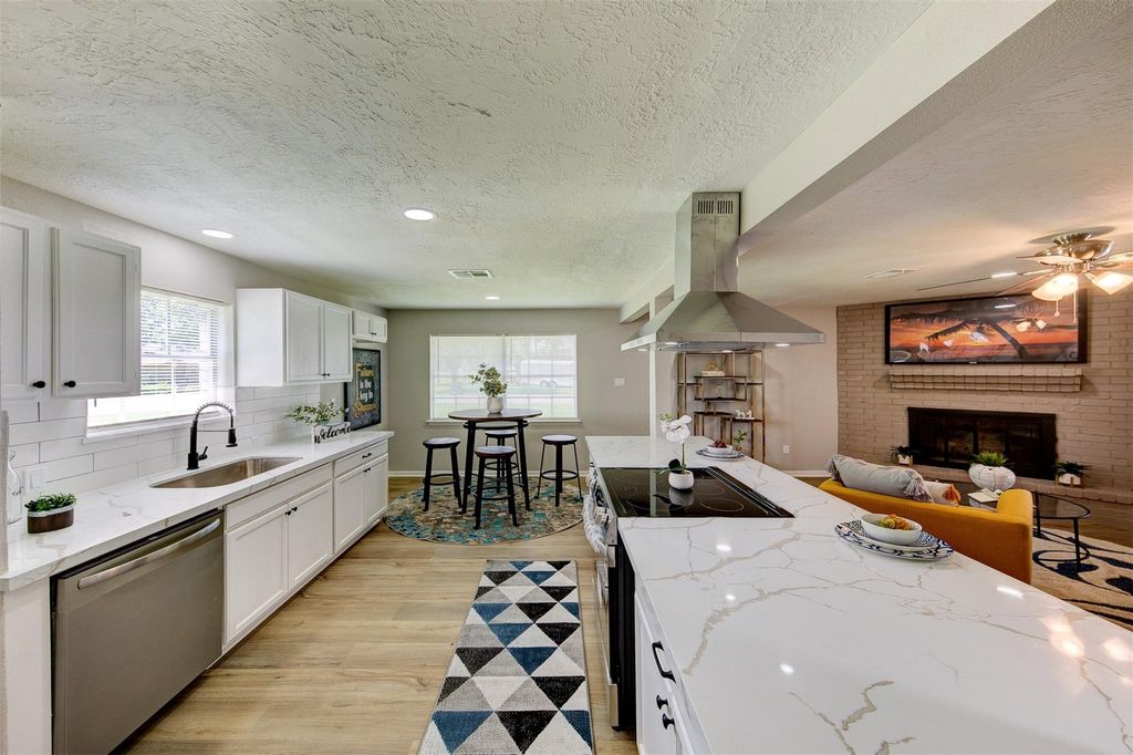 Photo of 8511 Honeysuckle Street, Highlands, TX 77562 (MLS # 42651845)