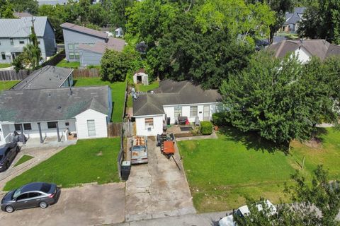 Photo of 1416 Aldrich Street, Houston, TX 77055 (MLS # 77255468)
