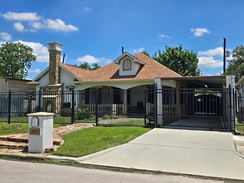 Photo of 2015 Munger Street, Houston, TX 77023 (MLS # 8285633)