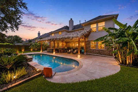 Photo of 704 White Oak Pointe, League City, TX 77573 (MLS # 75100795)