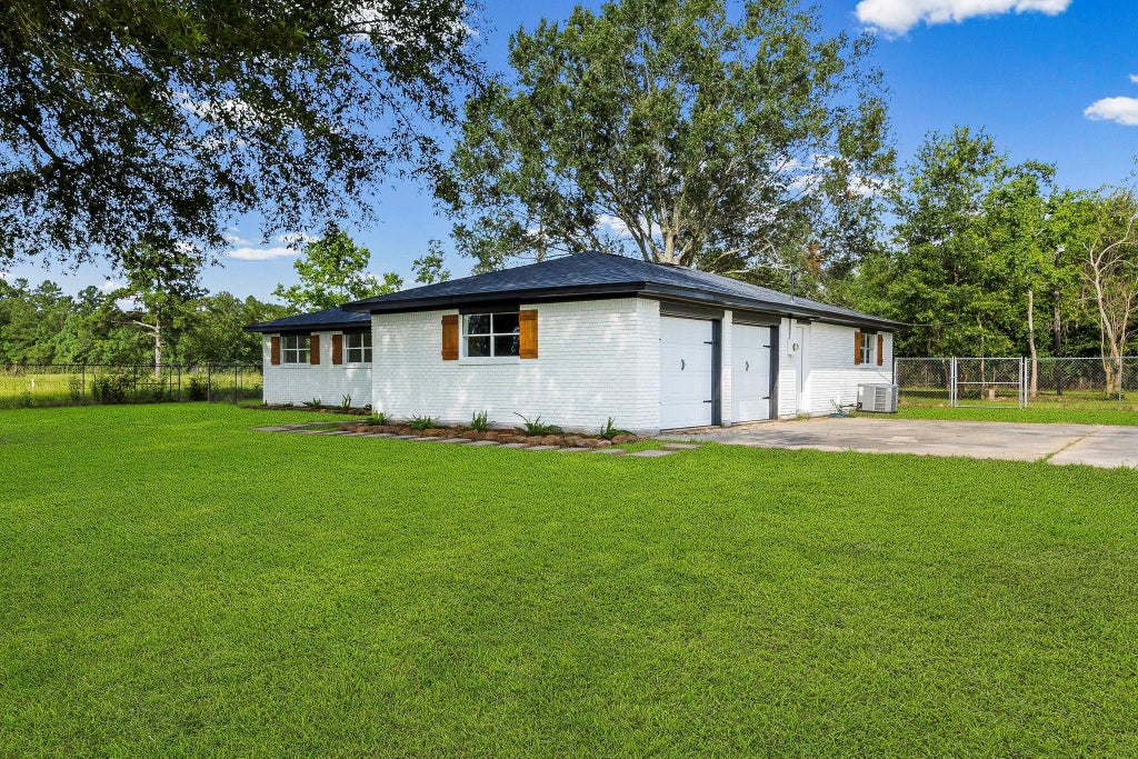 Photo of 546 County Road 882, Buna, TX 77612 (MLS # 93566032)