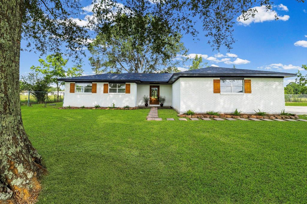 Photo of 546 County Road 882, Buna, TX 77612 (MLS # 93566032)