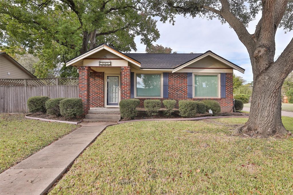Photo of 607 Lakeview Drive, Sugar Land, TX 77498 (MLS # 55360767)