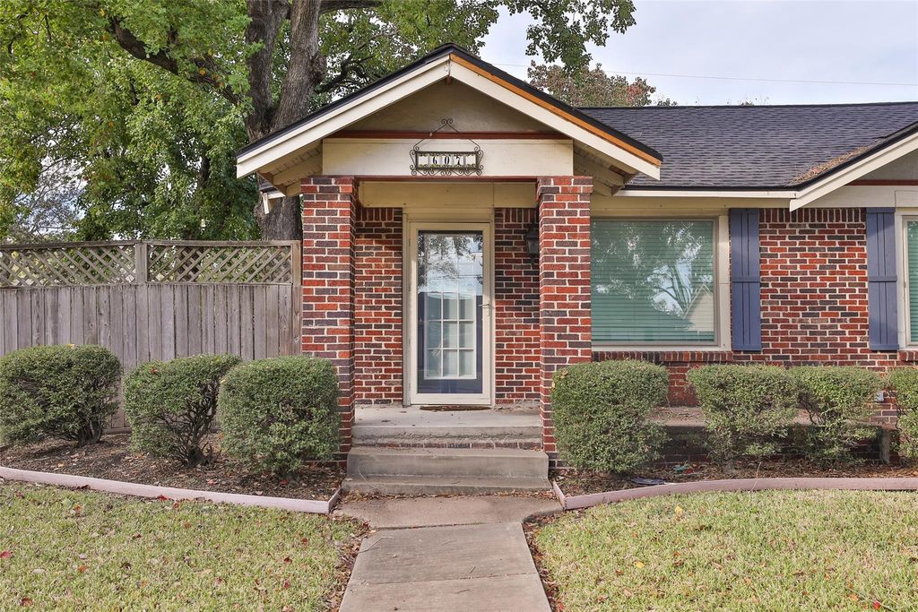 Photo of 607 Lakeview Drive, Sugar Land, TX 77498 (MLS # 55360767)