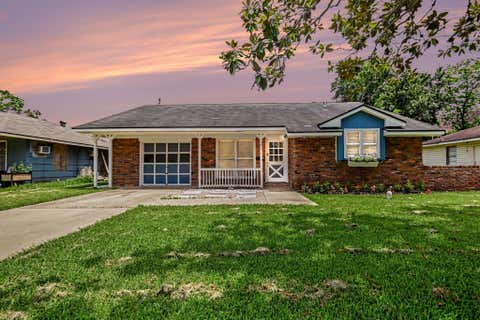 Photo of 203 Chestnut Street, Lake Jackson, TX 77566 (MLS # 36776497)