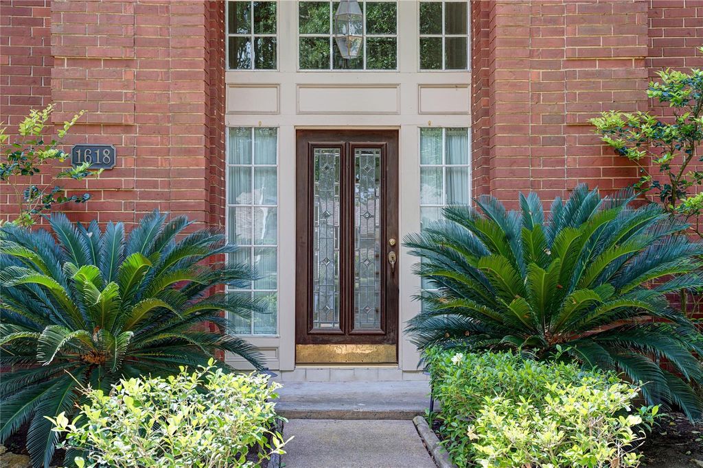 Photo of 1618 Nails Creek Drive, Sugar Land, TX 77478 (MLS # 97898289)