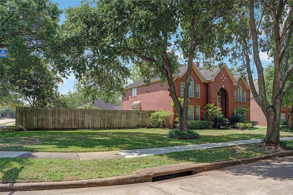 Photo of 1618 Nails Creek Drive, Sugar Land, TX 77478 (MLS # 97898289)