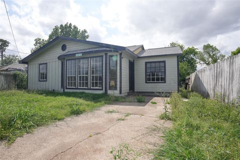 Photo of 4815 Sayers Street, Houston, TX 77026 (MLS # 18416920)