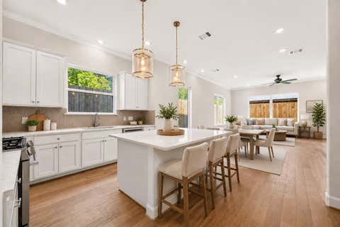 Photo of 1530 W 34th Street, Houston, TX 77018 (MLS # 86886042)
