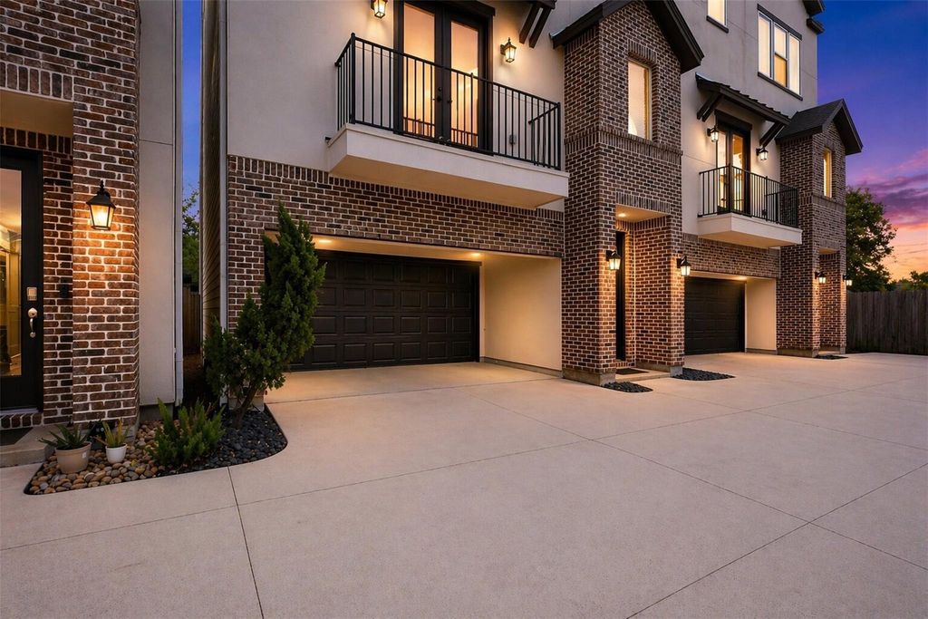 Photo of 913 Oak Street #B, Houston, TX 77018 (MLS # 72656105)