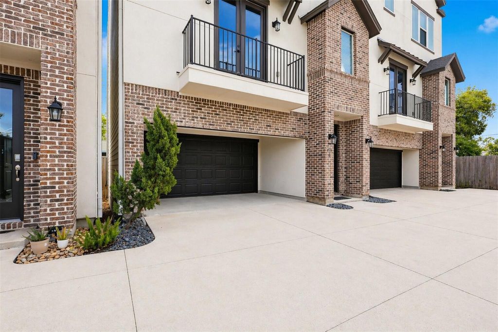 Photo of 913 Oak Street #B, Houston, TX 77018 (MLS # 72656105)