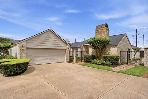 Photo of 2513 Country Club Boulevard, Sugar Land, TX 77478 (MLS # 50703219)