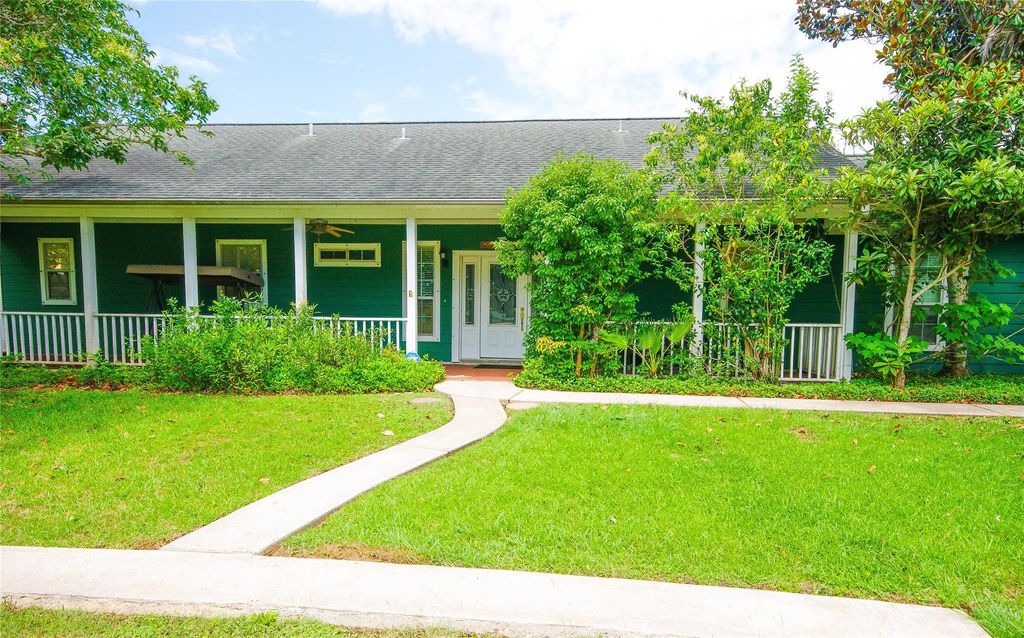 Photo of 2902 Buffalo Run, San Leon, TX 77539 (MLS # 96605640)