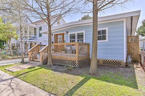 Photo of 1615 Avenue L, Galveston, TX 77550 (MLS # 30128779)