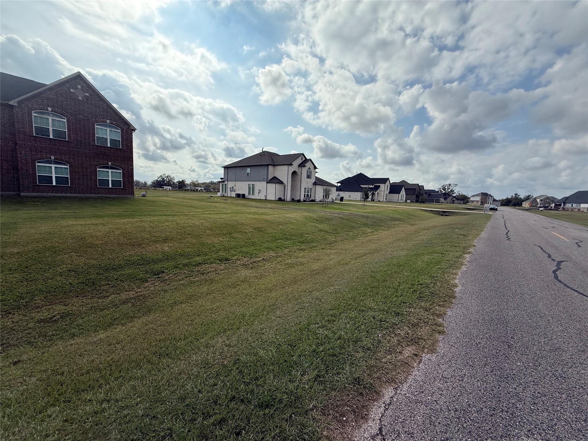 902 Lakeland Circle