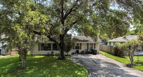 Photo of 13362 Emporia Street, Houston, TX 77015 (MLS # 37846998)