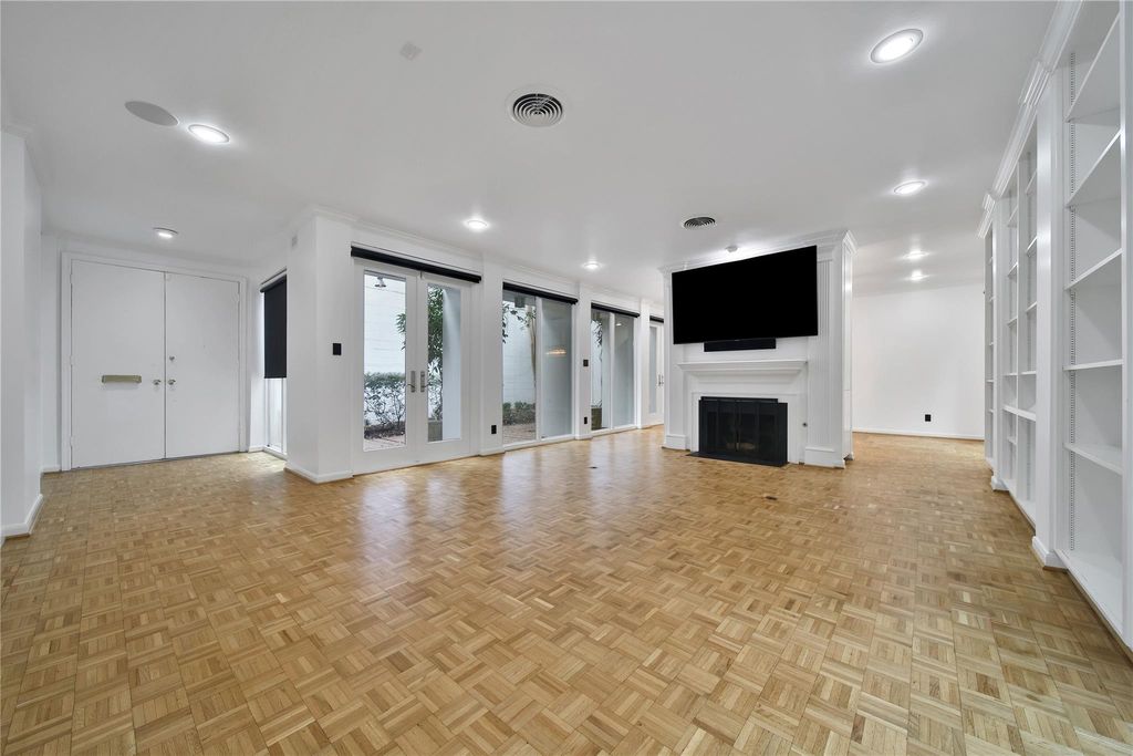 Photo of 33 River Hollow Lane, Houston, TX 77027 (MLS # 65519413)