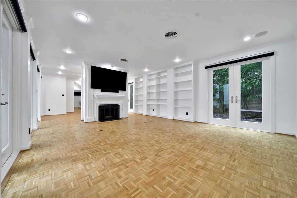 Photo of 33 River Hollow Lane, Houston, TX 77027 (MLS # 65519413)