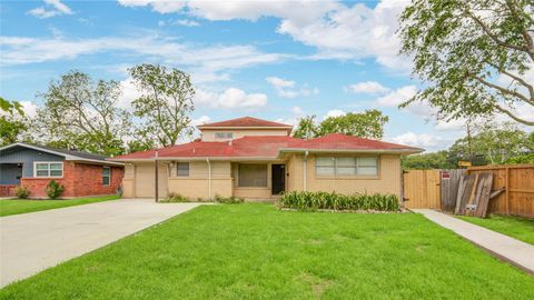 Photo of 5902 Hornwood Dr B Dr, Houston, TX 77081 (MLS # 10433939)