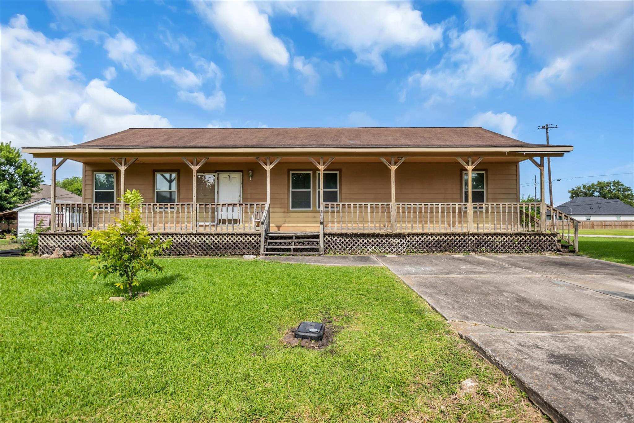 Photo 1 of 12 — 831 Easy St, La Porte, TX 77571
