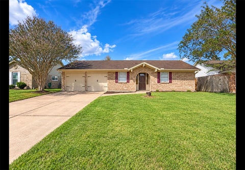 Photo of 2114 S Yorktown Court S, League City, TX 77573 (MLS # 20466041)