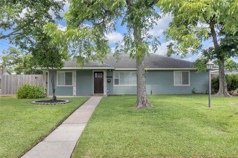 Photo of 2934 Robertson Street, Houston, TX 77009 (MLS # 98428660) Photo of 2934 Robertson Street, Houston, TX 77009 (MLS # 98428660)