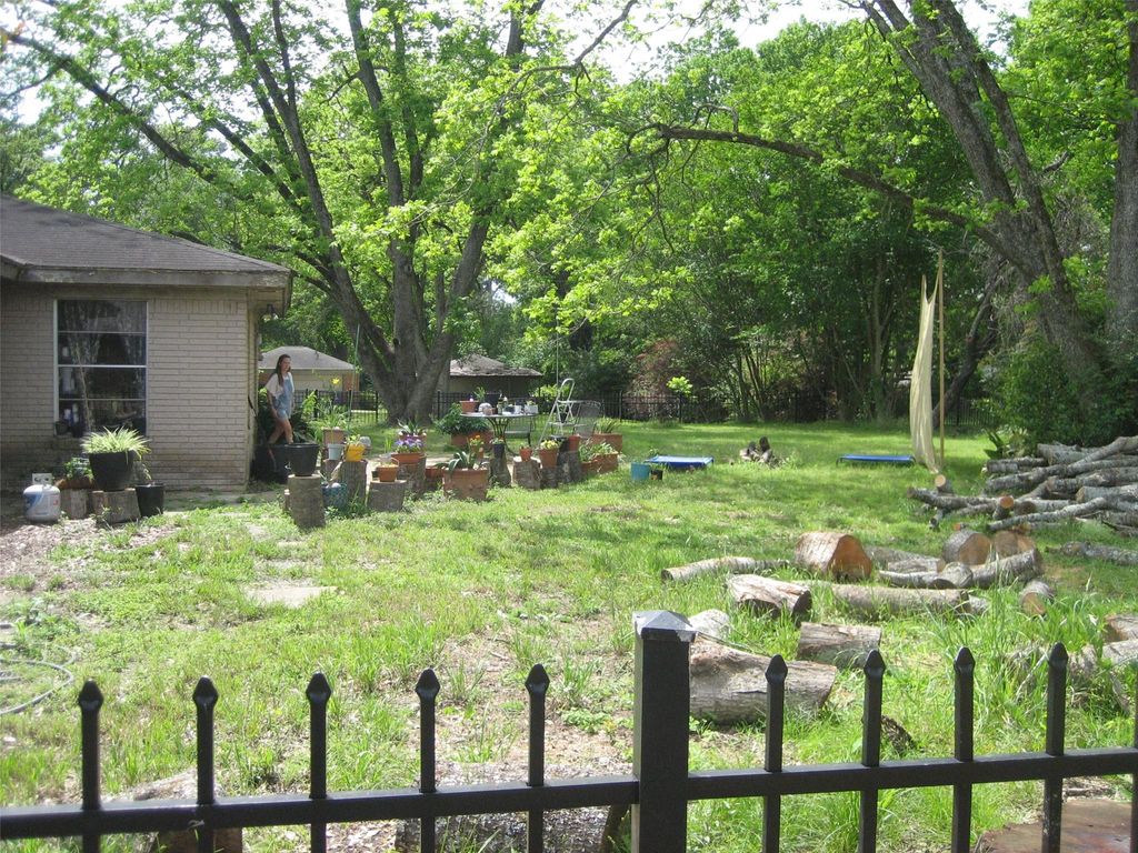 Photo of 1000 E Mimosa, Crockett, TX 75835 (MLS # 69656236)