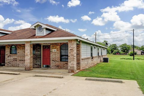 Photo of 330 6th Street, Hempstead, TX 77445 (MLS # 81273395)