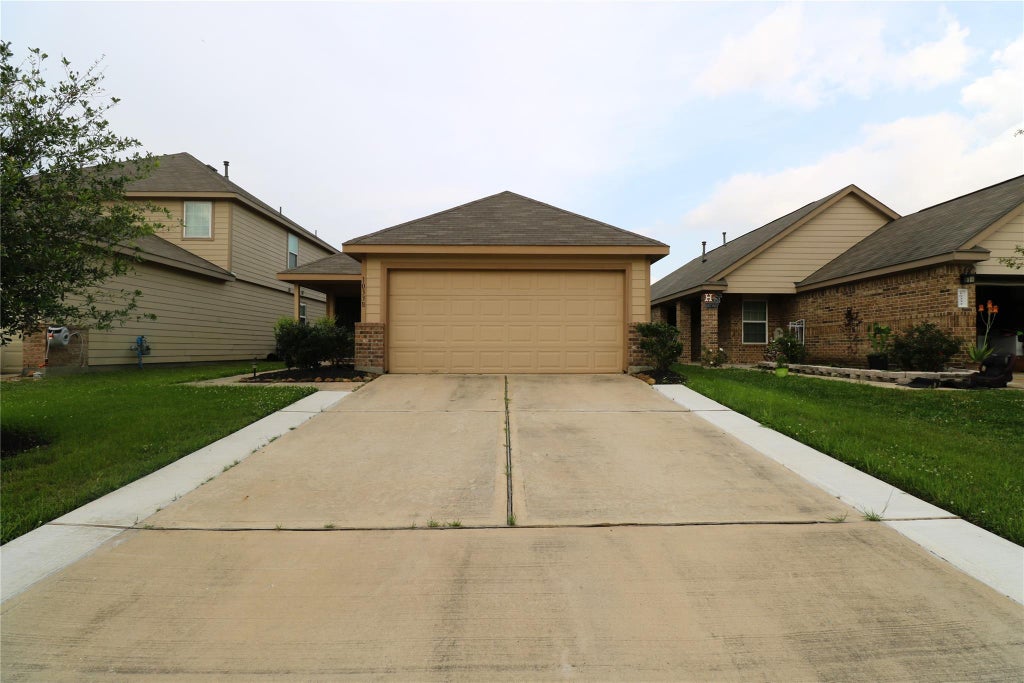 Photo of 10338 Douglas Fir Villa Avenue, Houston, TX 77044 (MLS # 18749770)