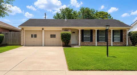 Photo of 10911 Sageleaf Lane, Houston, TX 77089 (MLS # 14750381)