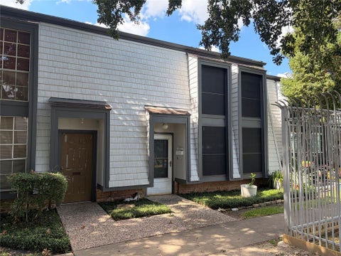 Photo of 10177 Beekman Place Drive, Houston, TX 77043 (MLS # 48047685)