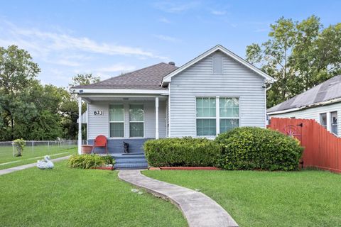 Photo of 823 13th Street, Port Arthur, TX 77640 (MLS # 6156178) Photo of 823 13th Street, Port Arthur, TX 77640 (MLS # 6156178)