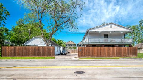 Photo of 1603 Airline Drive, Houston, TX 77009 (MLS # 67702603)